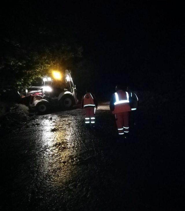 Tire'de sağanak heyelana neden oldu, yol kapandı