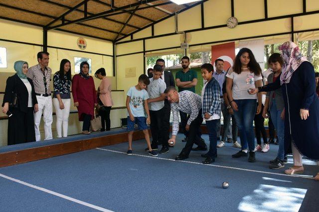 Fikret Yeni, yaşlıları ve çocukları unutmadı