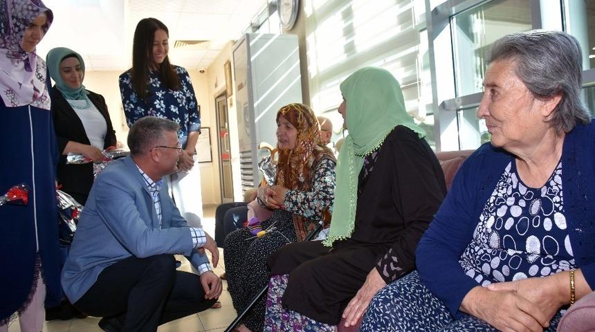 Fikret Yeni, yaşlıları ve çocukları unutmadı