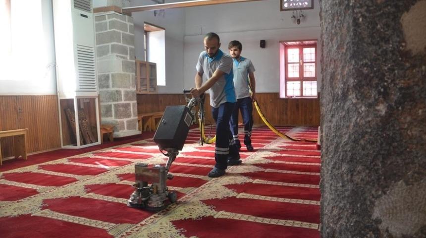 Ereğli&rsquo;de camilerde halılar yıkanıyor