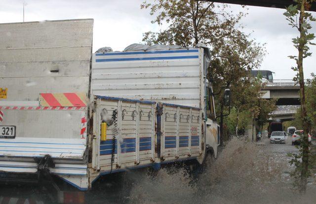 İzmir'deki sağanakta hastaneyi su bastı (3)