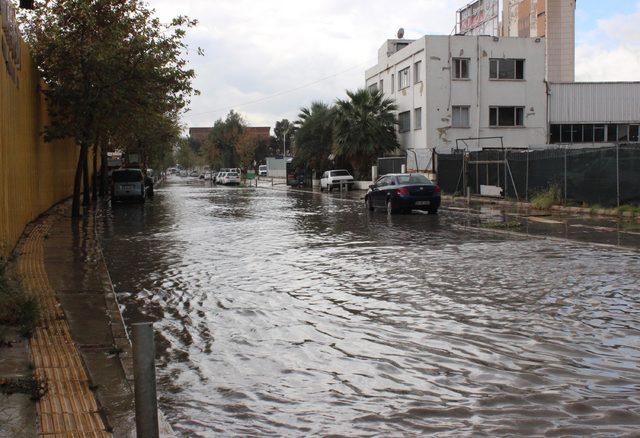 İzmir'deki sağanakta hastaneyi su bastı (3)