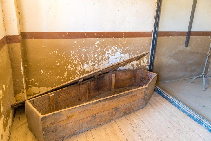 Bu tabutun içerisine girene para veriyorlar  G1