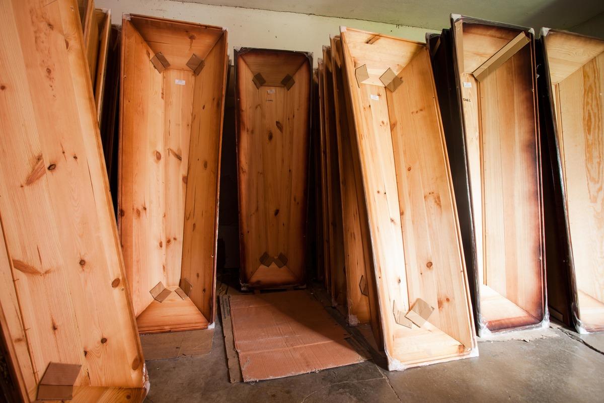 Bu tabutun i&ccedil;erisine girene para veriyorlar 