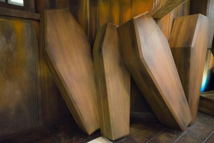 Bu tabutun içerisine girene para veriyorlar  G2