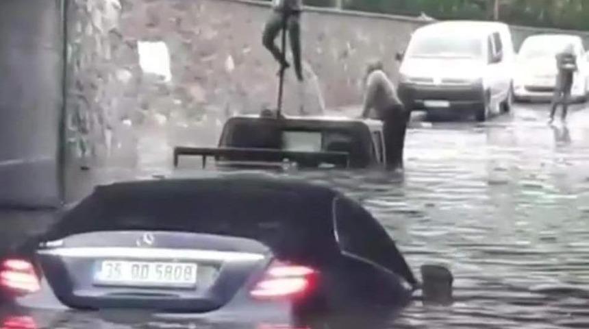 İzmir'deki sağanakta hastaneyi su bastı (4)