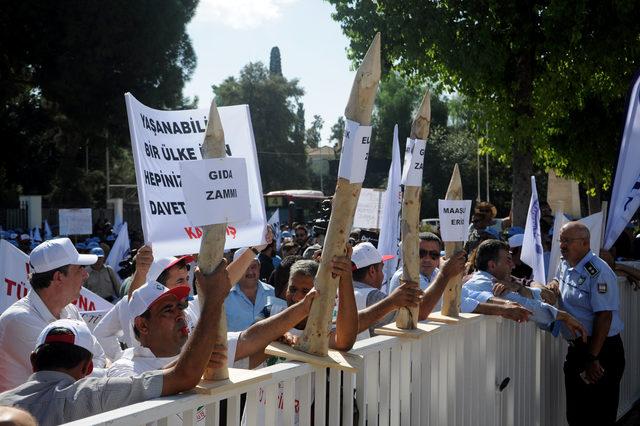 Ellerinde kazıklarla Meclis önünde zamları protesto ettiler