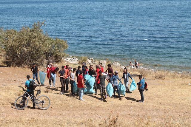 500 gönüllüyle Van Gölü sahilinde 5 ton çöp toplandı