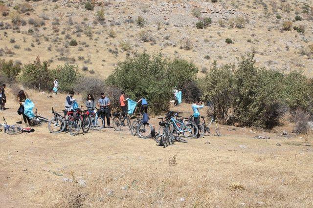 500 gönüllüyle Van Gölü sahilinde 5 ton çöp toplandı