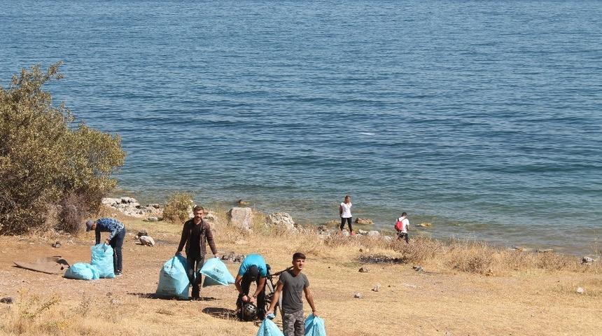 500 g&ouml;n&uuml;ll&uuml;yle Van G&ouml;l&uuml; sahilinde 5 ton &ccedil;&ouml;p toplandı