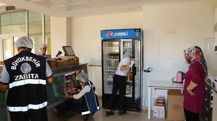 Zabıtalar okul servisi ve kantinleri denetledi