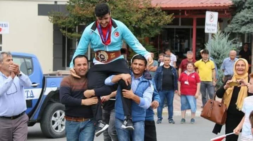 Arif &Ouml;zen&rsquo;e coşkulu karşılama