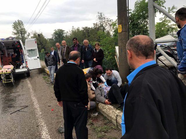 Elektrik direğine çarpan otomobilin sürücüsü yaralandı