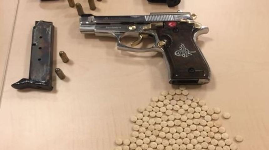 Gaziantep’te şüphe üzerinde durdurulan araçlardan silah ve uyuşturucu çıktı