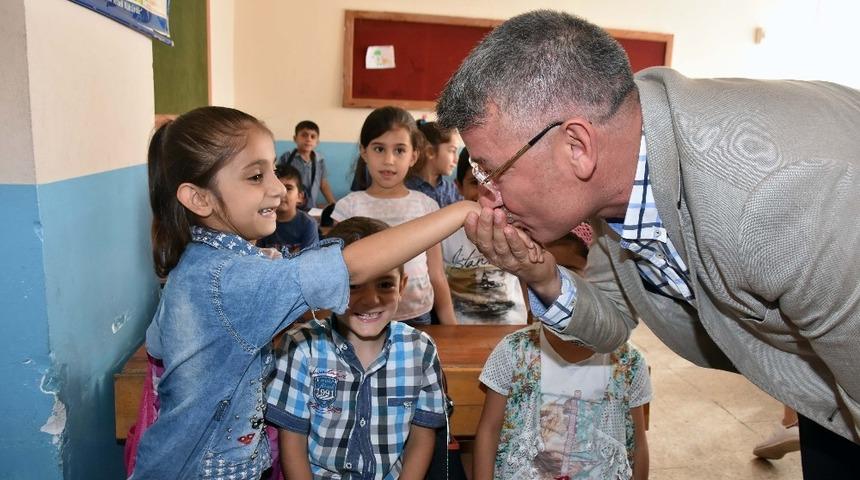 AK Parti&rsquo;den kırtasiye yardımı