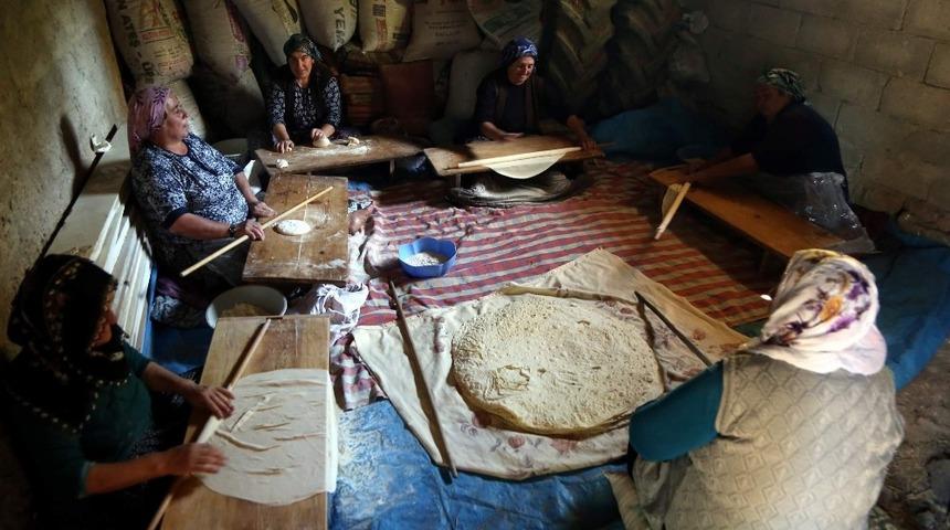 Develi&rsquo;de yufka ekmekler imece usul&uuml;yle hazırlanıyor