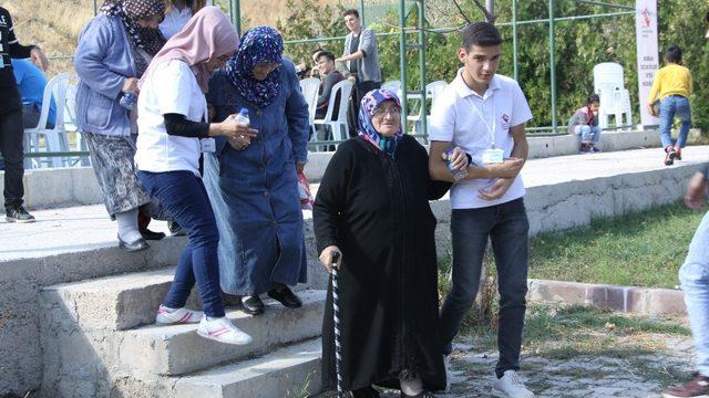 Yaşlılar, çocuklarla bir araya geldi