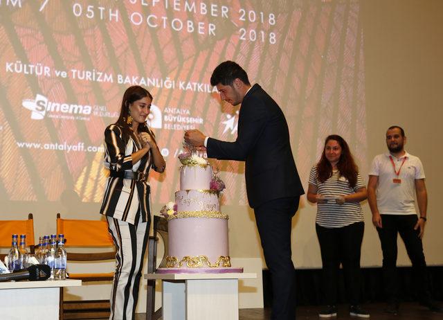 Hazal Kaya'yı Antalya'da ağlatan kutlama