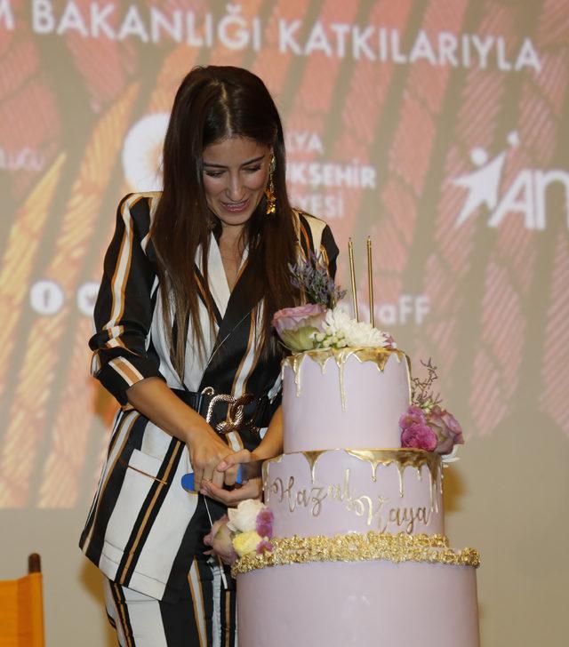 Hazal Kaya'yı Antalya'da ağlatan kutlama