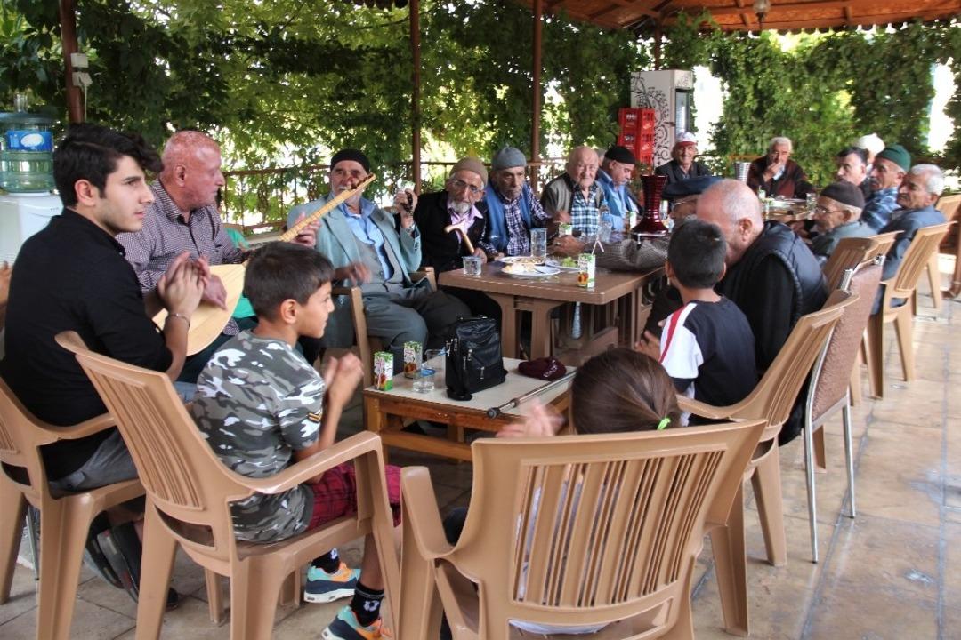 Elazığ&rsquo;da &ccedil;ocuklar, yaşlılarla bir araya geldi