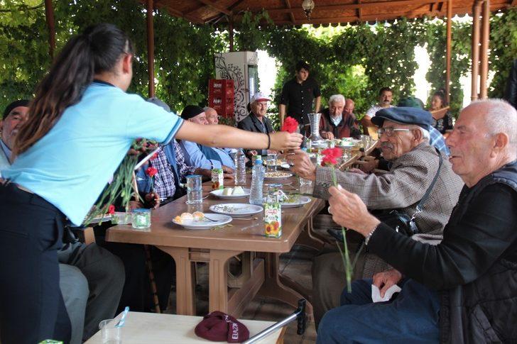 Elazığ’da çocuklar, yaşlılarla bir araya geldi G3