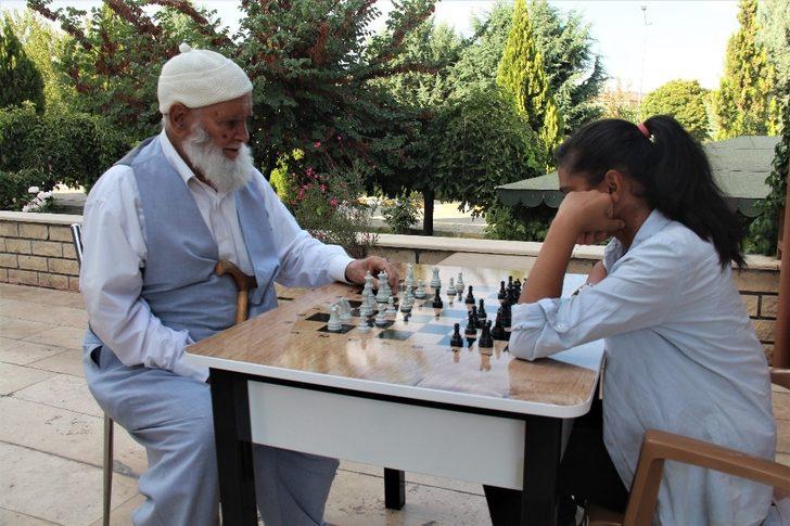 Elazığ’da çocuklar, yaşlılarla bir araya geldi G4