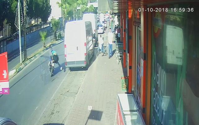 Motosiklet, panelvan çarptı: 1 ölü, 2 yaralı