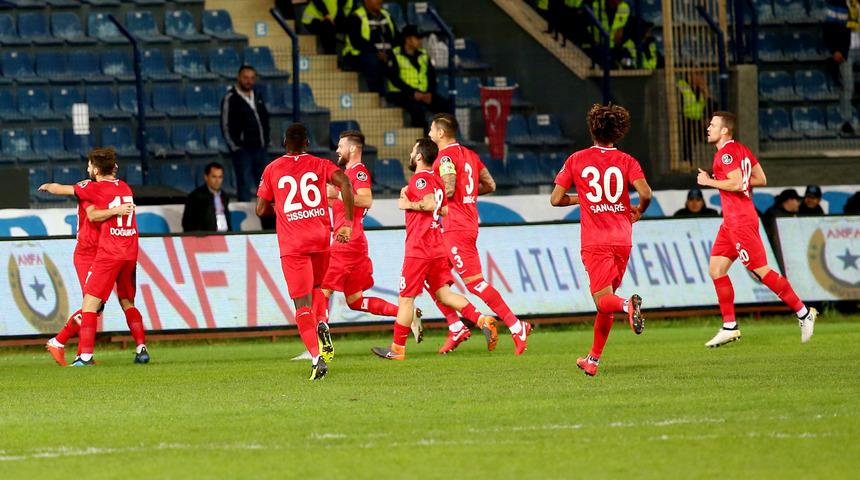 Antalyaspor, tek golle d&ouml;rd&uuml;nc&uuml; sıraya y&uuml;kseldi: 0-1