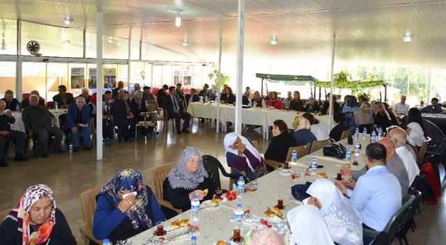 Vali Akın’ın eşi Saliha Akın, huzur evinde yaşlılarla bir araya geldi