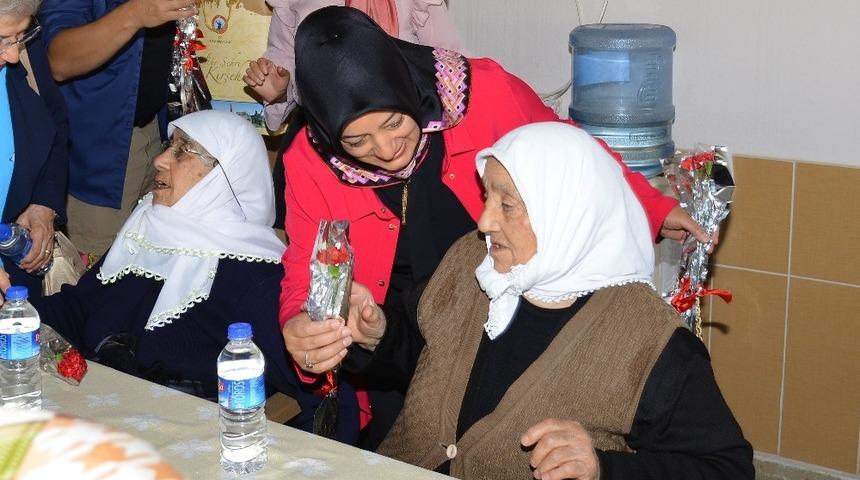 Vali Akın’ın eşi Saliha Akın, huzur evinde yaşlılarla bir araya geldi