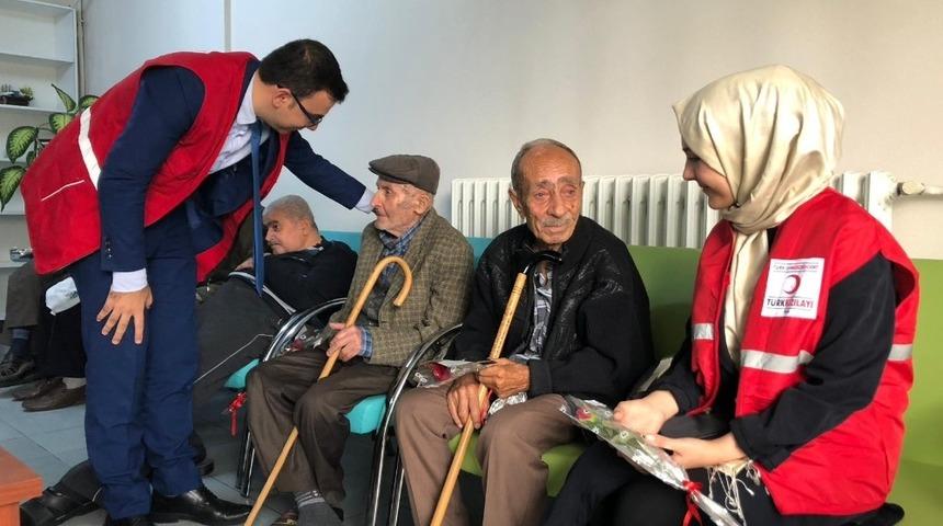 Gen&ccedil; Kızılay&rsquo;dan yaşlılara ve &ouml;ğrencilere ziyaret