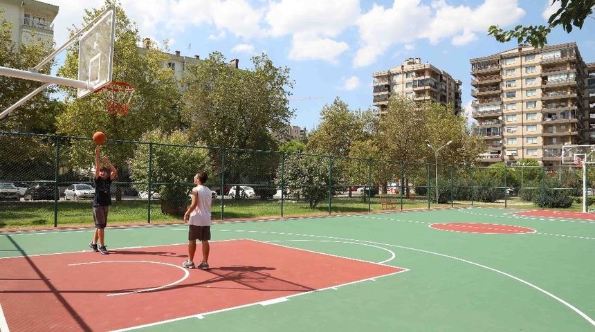 Bayraklı&rsquo;da basketbol sahaları yenileniyor