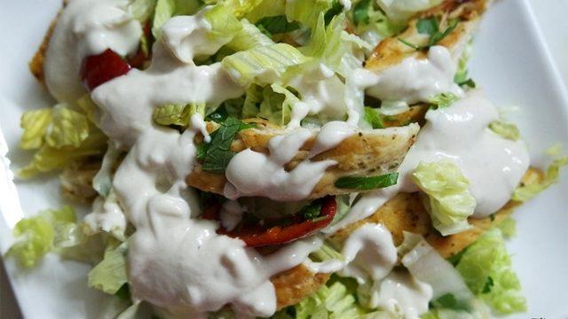 Tahin Soslu Tavuk Salata