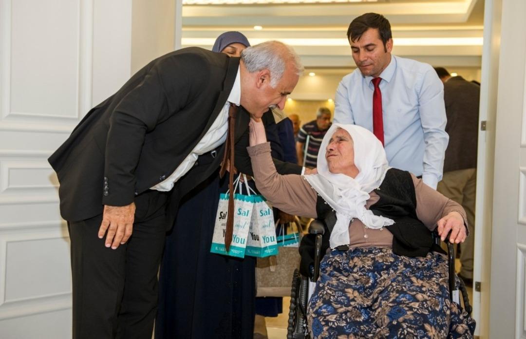 Vali Zorluoğlu, yaşlıları makamında ağırladı