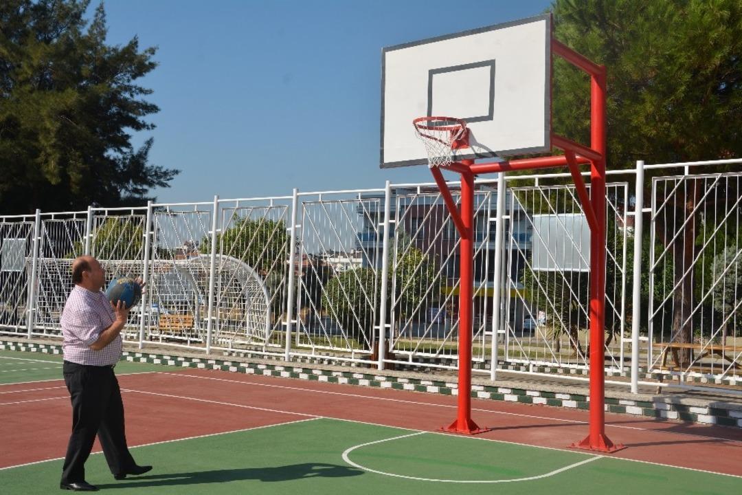 Yenilenen parkta ilk atış Başkan &Ouml;zakcan&rsquo;dan