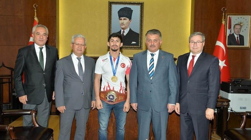 Vali Yazıcı, D&uuml;nya şampiyonu Kamal&rsquo;ı &ouml;d&uuml;llendirdi