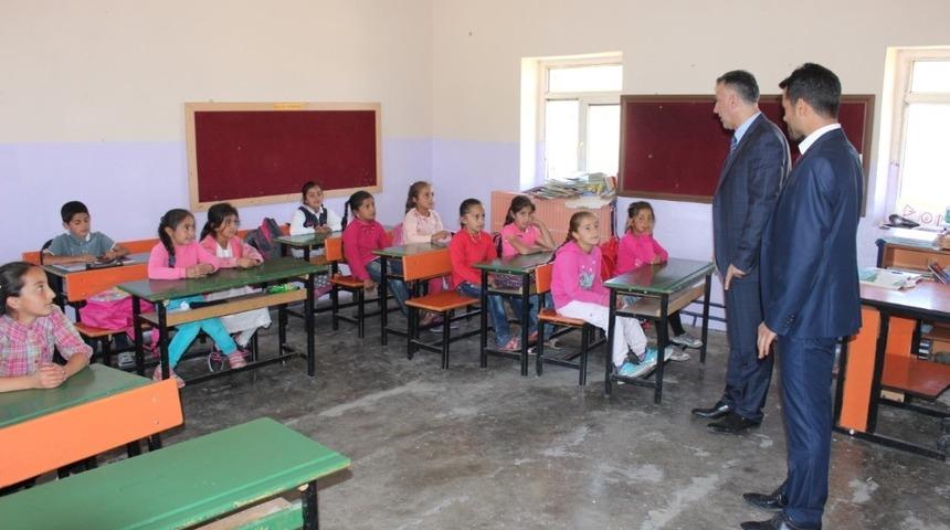 Budanur k&ouml;y okullarını ziyaret etti