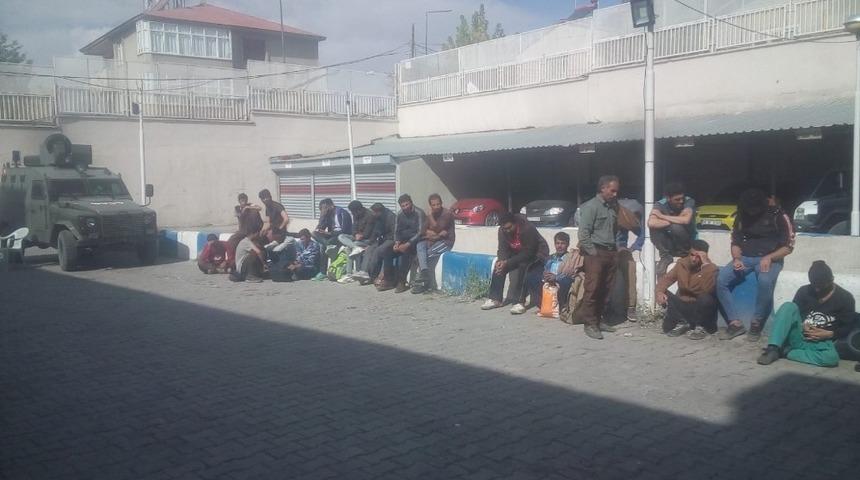 &Ouml;zalp&rsquo;ta 46 ka&ccedil;ak g&ouml;&ccedil;men yakalandı