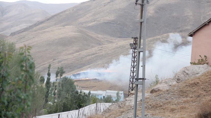 Hakkari&rsquo;de anız yangını