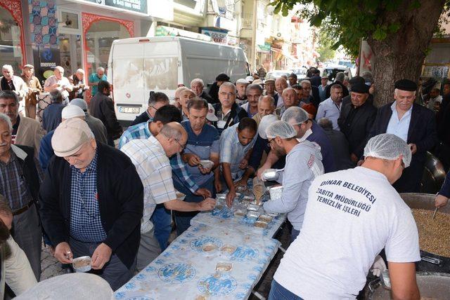 Dinar Belediyesi Muharrem ayı ve deprem şehitleri için aşure dağıttı