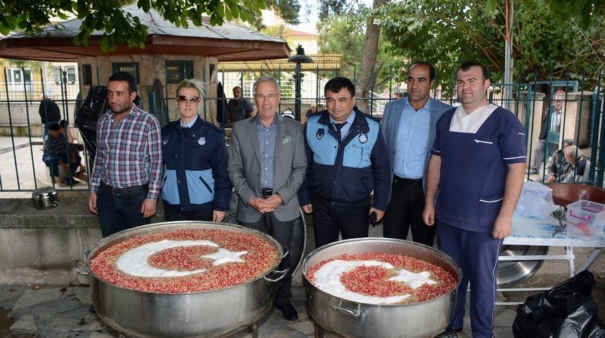 Dinar Belediyesi Muharrem ayı ve deprem şehitleri i&ccedil;in aşure dağıttı