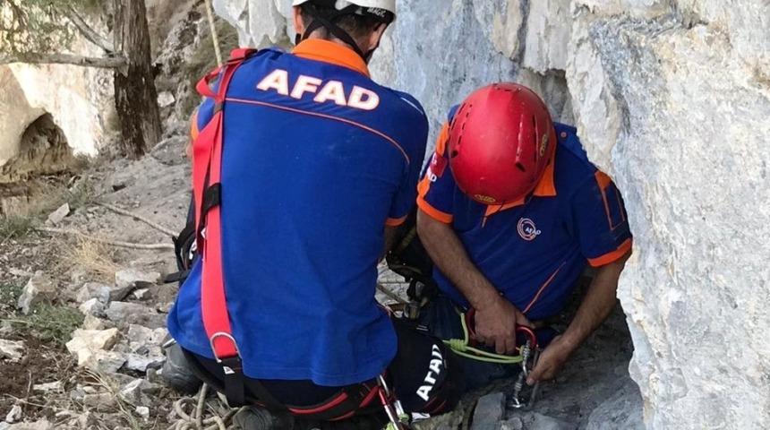 Mağarada mahsur kalan ke&ccedil;ileri AFAD kurtardı