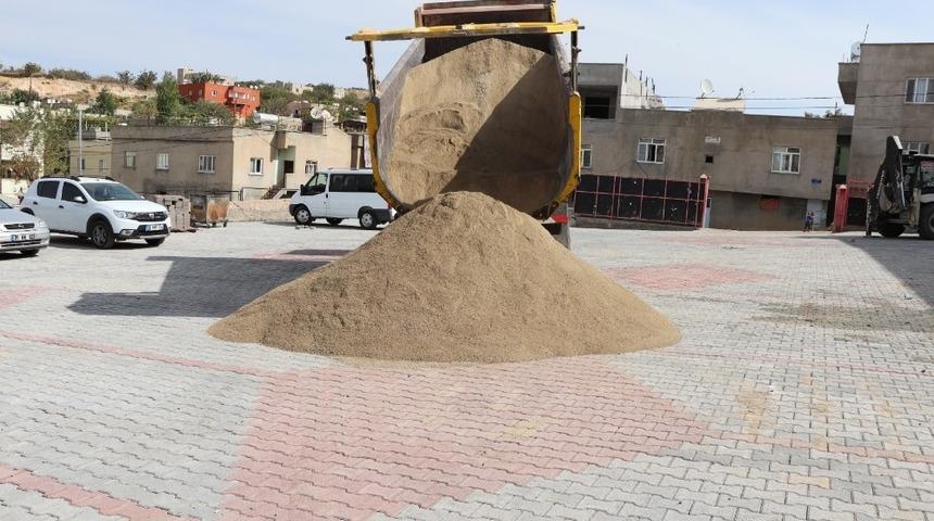 Okul bahçelerine kilitli parke taşı döşendi