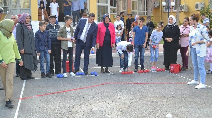 Huzurevi sakinleri ve &ccedil;ocukların bocce keyfi