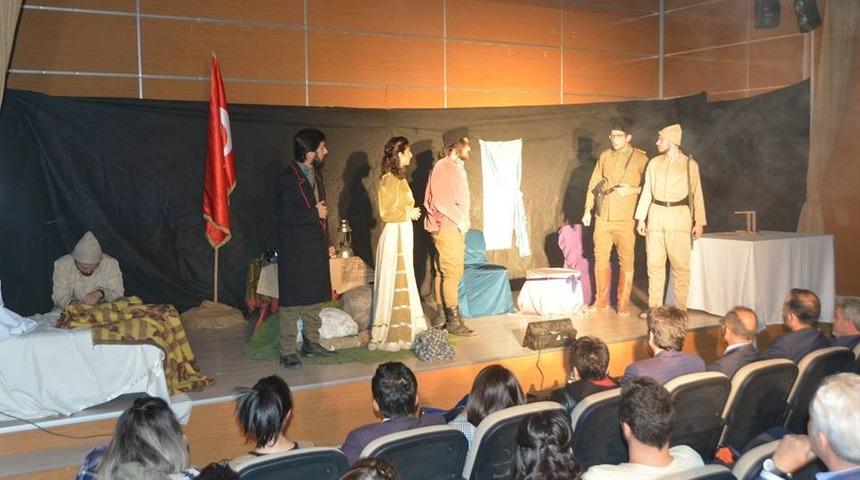 Ardahan&rsquo;da &lsquo;Ateşten G&ouml;mlek&rsquo; adlı tiyatro oyunu sergilendi