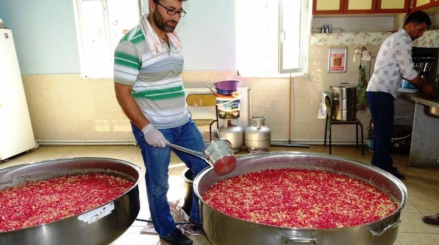 K&ouml;y&uuml;n aşuresini 6 yıldır cami imamı pişiriyor