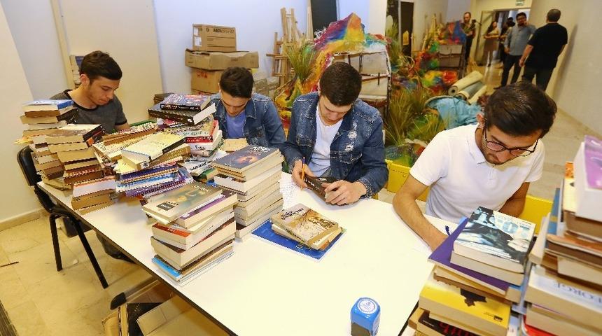 &ldquo;Kitap K&ouml;pr&uuml;s&uuml;&rdquo; b&uuml;y&uuml;yor, kitaplar paylaştık&ccedil;a &ccedil;oğalıyor