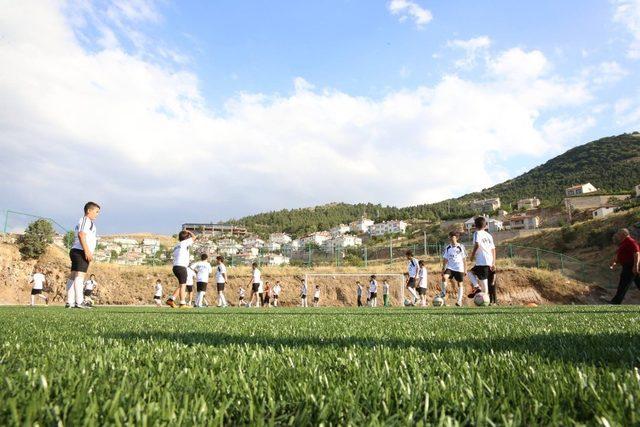 Melikgazi’den Spor Kulüplerine futbol sahası tahsisi