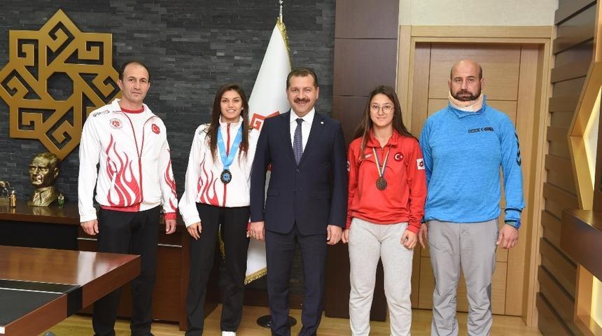 D&uuml;nya 3. &Ccedil;akırca Başkan Yılmaz&rsquo;ı ziyaret etti