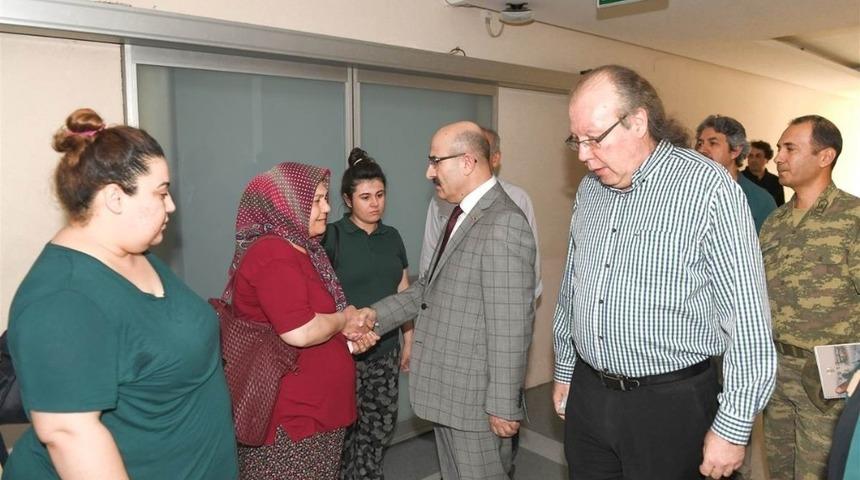 Vali Demirtaş&rsquo;tan tedavi g&ouml;ren uzman &ccedil;avuşa ziyaret